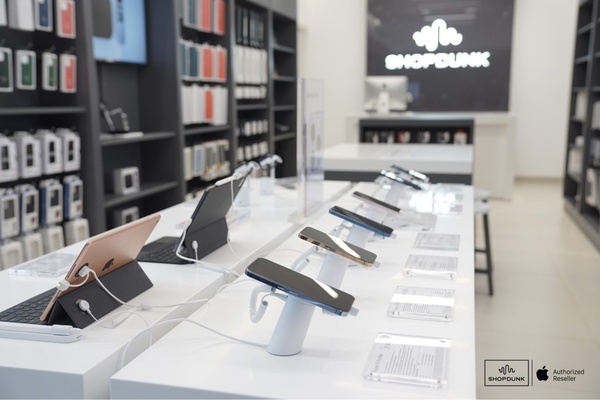 Store của ShopDunk được trang trí bắt mắt và đầy đủ các mẫu iPhone mới nhất cho bạn trải nghiệm dùng thử